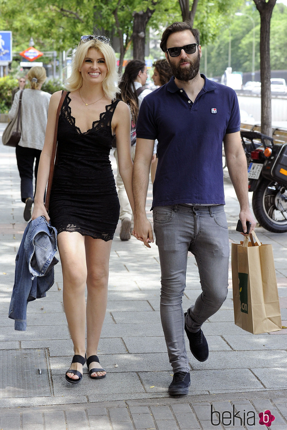 Adriana Abenia y Sergio Abad paseando por Madrid