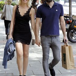 Adriana Abenia y Sergio Abad paseando por Madrid