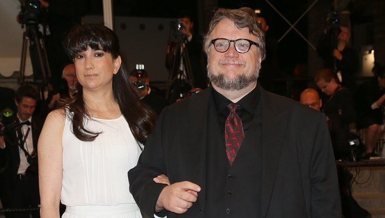 Guillermo del Toro y su mujer, Lorenza Newton, en la premiere de 'Mountains May Depart' en el Festival de Cannes 2015