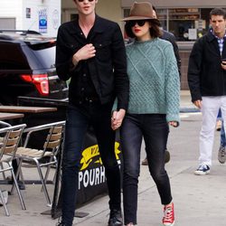 Dakota johnson con su novio Mattew Hitt de paseo