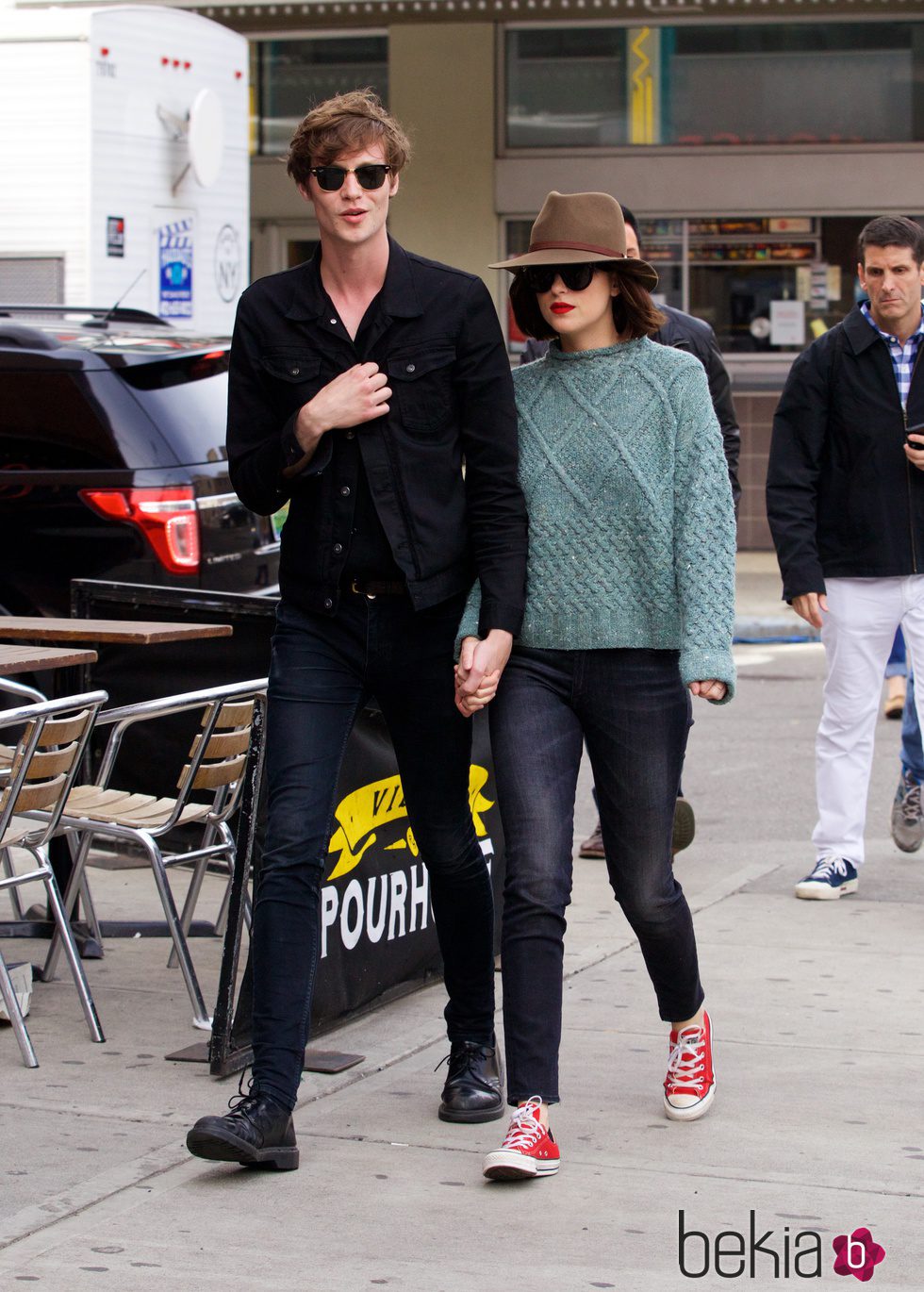 Dakota johnson con su novio Mattew Hitt de paseo