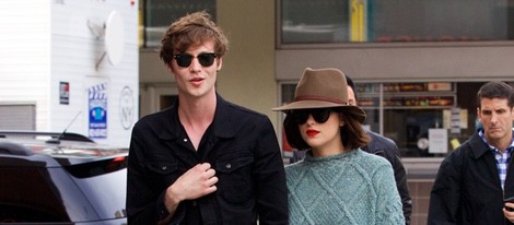 Dakota johnson con su novio Mattew Hitt de paseo