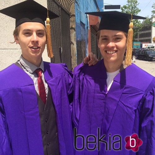 Dylan y Cole Sprouse, el día de su graduación en la Universidad de Nueva York