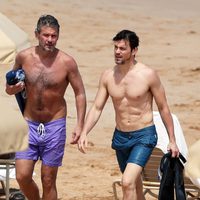 Matt Bomer con su marido Simon Halls durante unas vacaciones en Hawaii