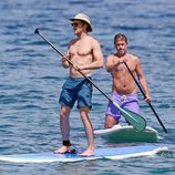 Matt Bomer y Simon Halls practican paddle surf durante sus vacaciones en Hawaii