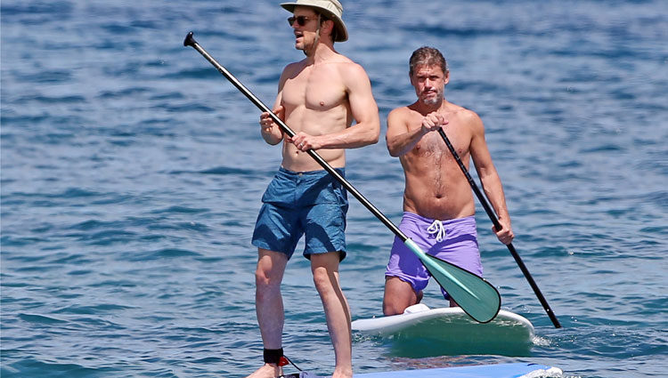 Matt Bomer y Simon Halls practican paddle surf durante sus vacaciones en Hawaii