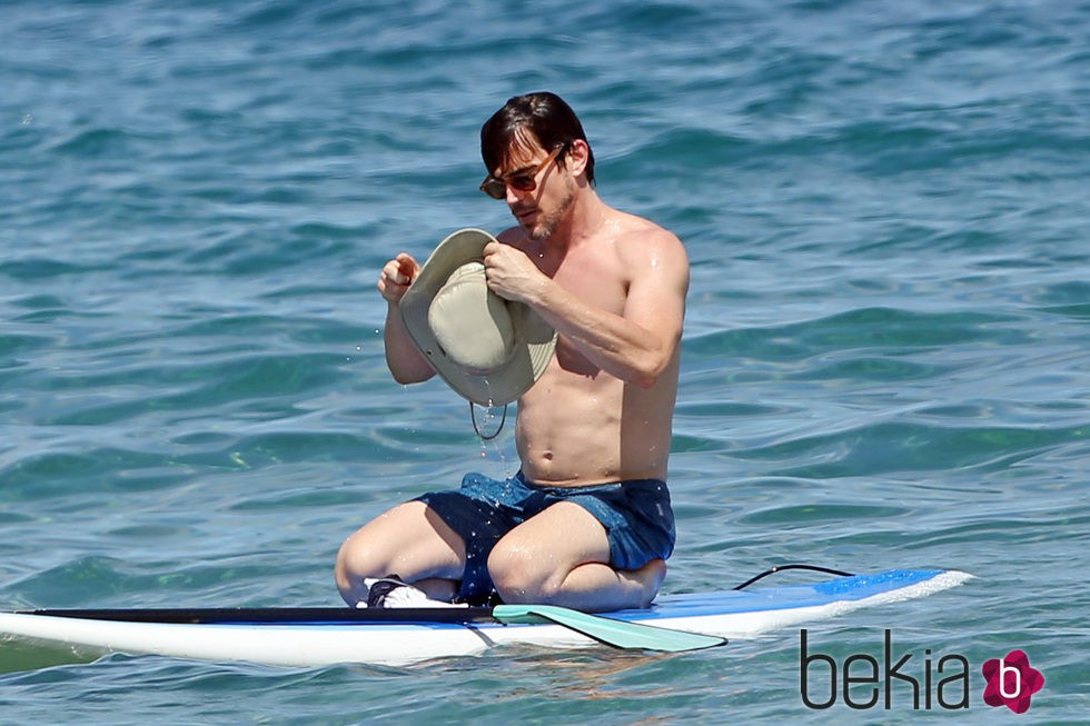 Matt Bomer tras su caída practicando paddle surf en sus vacaciones en Hawaii