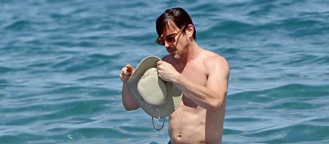 Matt Bomer tras su caída practicando paddle surf en sus vacaciones en Hawaii