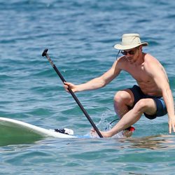 Matt Bomer, a punto de caer al agua mientras practica paddle surf durante sus vacaciones en Hawaii