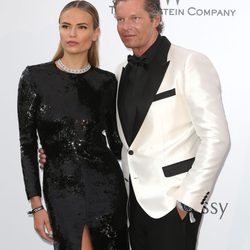 Natasha Poly y Peter Bakker en la gala amfAR del Festival de Cannes 2015