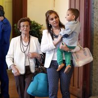 Ana María Aldón con su hijo José María en los toros