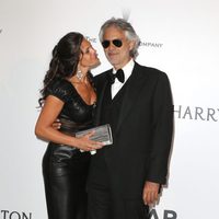 Andrea Bocelli y Veronica Berti en la gala amfAR del Festival de Cannes 2015