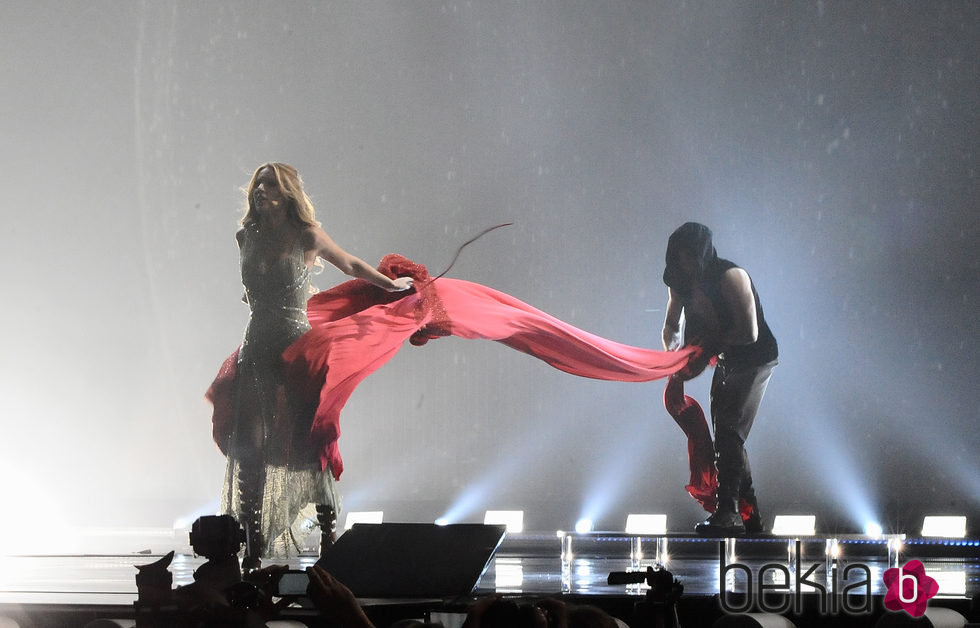 Edurne cambia su vestido rojo por uno dorado en Eurovisión 2015