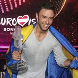 Måns Zelmerlöw sujetando el premio del Festival de Eurovisión 2015