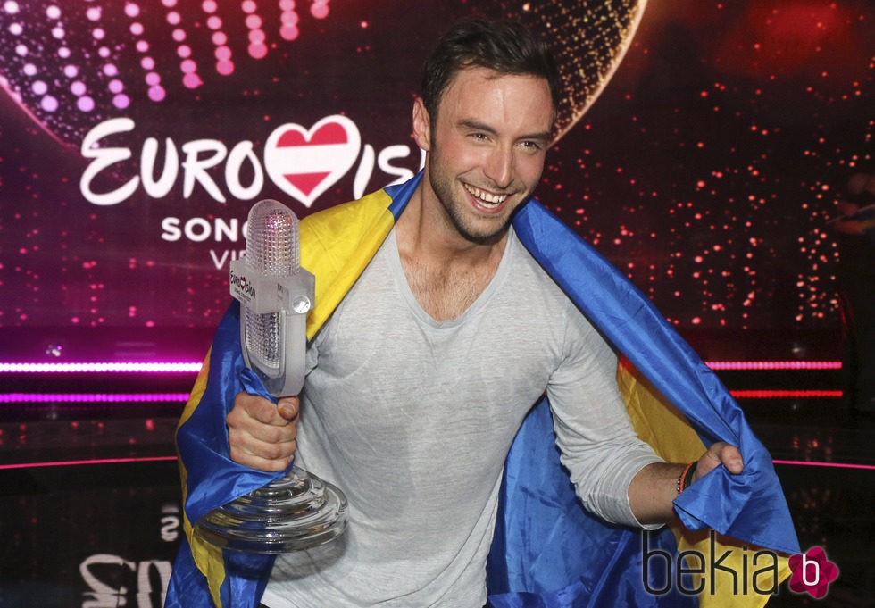 Måns Zelmerlöw sujetando el premio del Festival de Eurovisión 2015