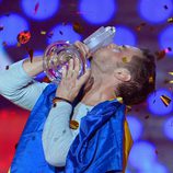 Måns Zelmerlöw celebrando el premio del Festival de Eurovisión 2015