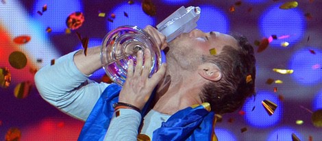 Måns Zelmerlöw celebrando el premio del Festival de Eurovisión 2015