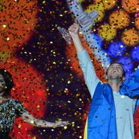 Conchita Wurst junto a Måns Zelmerlöw, ganador del Festival de Eurovisión 2015