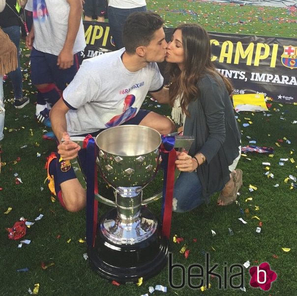 Marc Bartra y Melissa Jiménez celebran con un beso la Liga del Barça 2014/2015