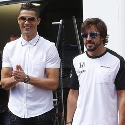 Cristiano Ronaldo con Fernando Alonso en el GP de Mónaco 2015