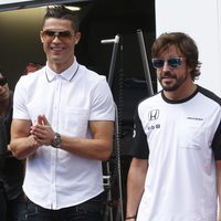 Cristiano Ronaldo con Fernando Alonso en el GP de Mónaco 2015