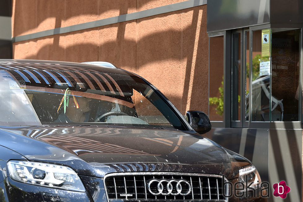 Iker Casillas comprando comida en un restaurante de comida rápida