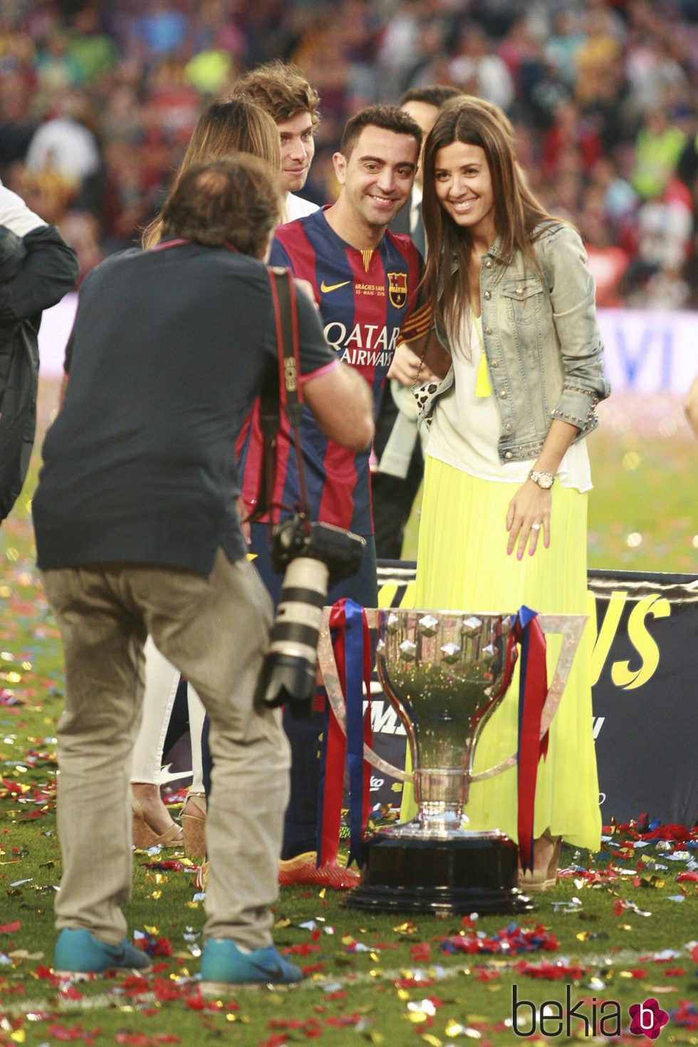 Xavi Hernández con Nuria Cunillera en su despedida como jugador del Barça