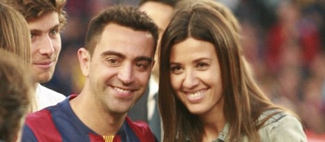 Xavi Hernández con Nuria Cunillera en su despedida como jugador del Barça