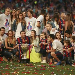 Los jugadores del Barça celebran la Liga 2014/2015 con sus mujeres e hijos