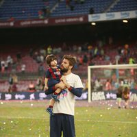 Gerard Piqué celebra la Liga 2014/2015 con su hijo Milan en el Camp Nou