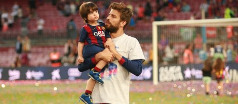 Gerard Piqué celebra la Liga 2014/2015 con su hijo Milan en el Camp Nou