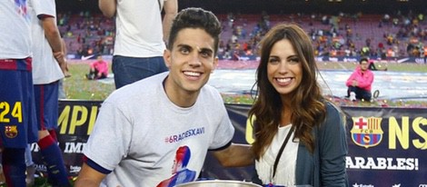 Marc Bartra y Melissa Jiménez con la Copa de La Liga ganada por el Barça