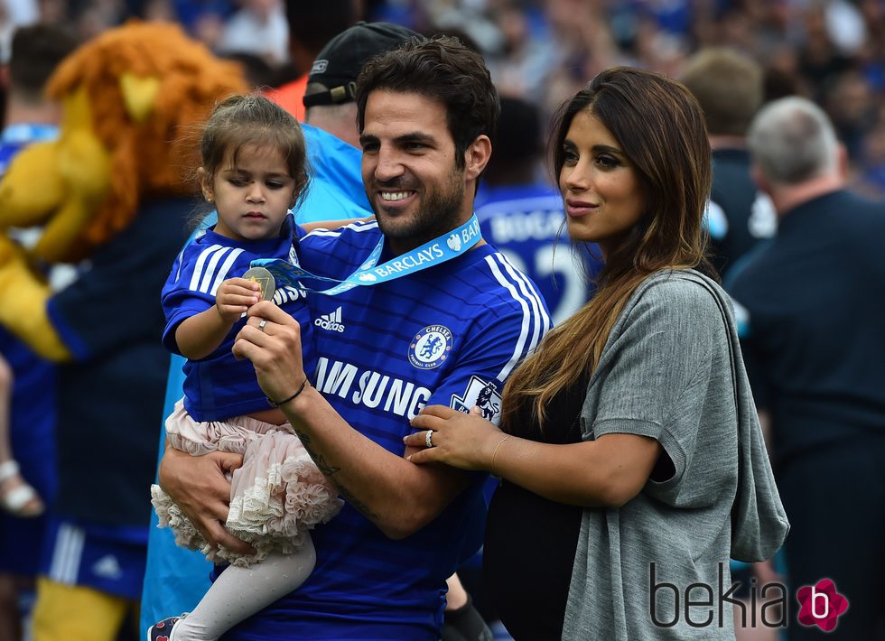 Cesc Fàbregas celebra la Premier League con Daniella Semaan y su hija Lia