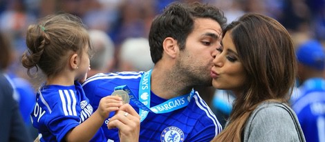 Cesc Fàbregas besa a Daniella Semaan junto a su hija Lia en la celebración de la Premier League del Chelsea