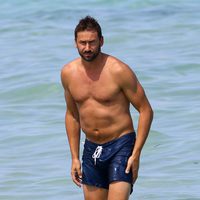 Marko Jaric disfrutando de un día de playa con una desconocida