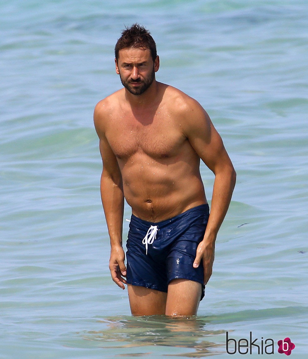 Marko Jaric disfrutando de un día de playa con una desconocida