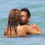 Marko Jaric dándose un beso en la playa con su nueva novia