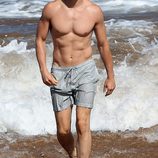 Matt Bomer saliendo del agua en Maui, Hawaii