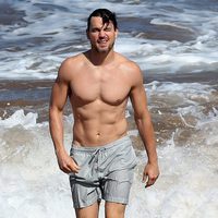 Matt Bomer saliendo del agua en Maui, Hawaii