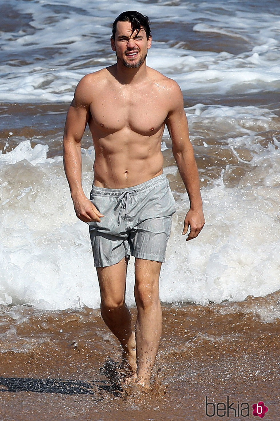 Matt Bomer saliendo del agua en Maui, Hawaii