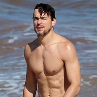 Matt Bomer en bañador y marcando brazo en Hawaii