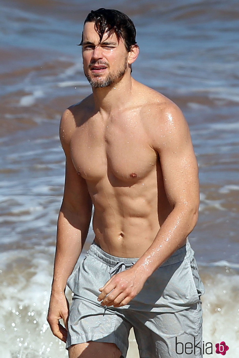 Matt Bomer en bañador y marcando brazo en Hawaii