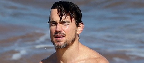 Matt Bomer en bañador y marcando brazo en Hawaii