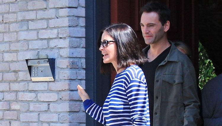 Courteney Cox y Johnny McDaid en la fiesta del Memorial Day 2015 de Joel Silver