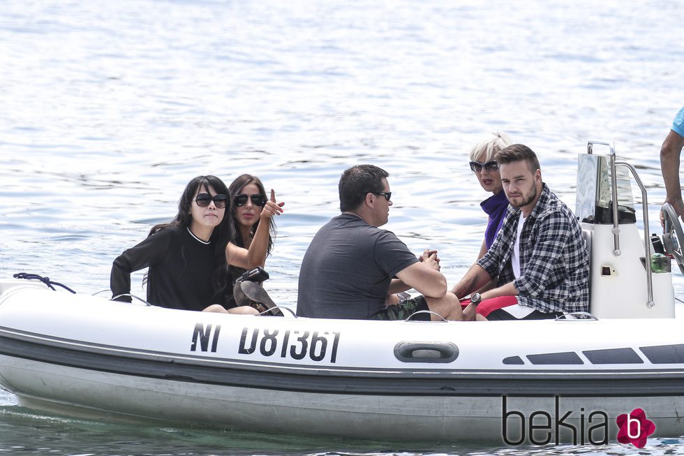 Liam Payne y Sophia Smith en una lancha en Mónaco