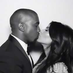 Kim Kardashian y Kanye West dándose un beso en una foto de su reportaje de boda