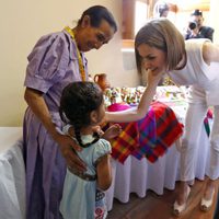 La Reina Letizia saca su salo más maternal durante su visita a Comayagua, Honduras