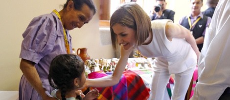 La Reina Letizia saca su salo más maternal durante su visita a Comayagua, Honduras