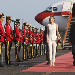 La Reina Letizia llegando a El Salvador tras visitar Honduras