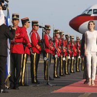 La Reina Letizia llegando a El Salvador tras visitar Honduras